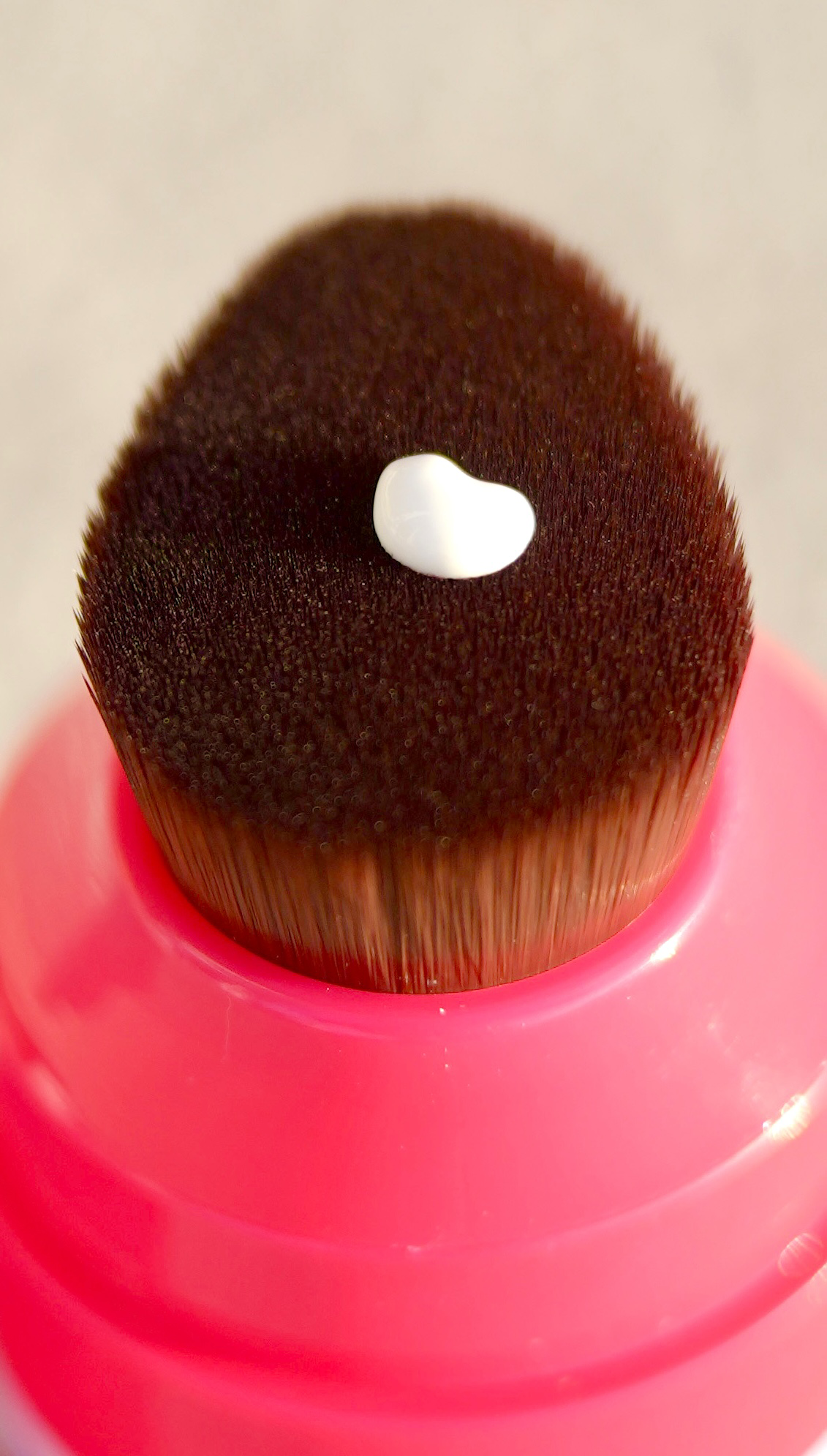 CLOUD Sport ultra-soft brush applicator with lotion dispensed